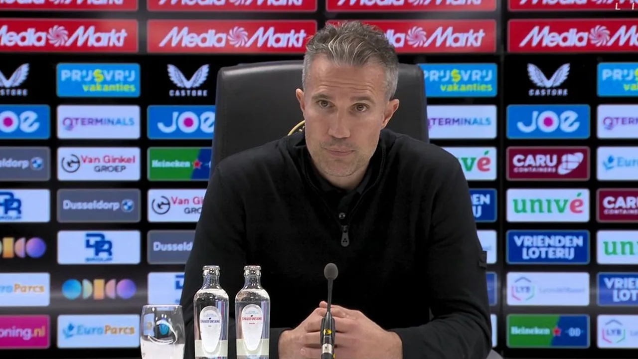 روبن فان بيرسي يرد بسخرية ويهاجم التحكيم عقب تعادل فايينورد